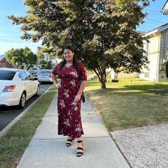 Chic Floral Maxi Dress in Burgundy and Pink - Picture 3 of 4